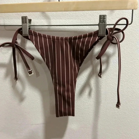 Zulu and Zephyr Plum Stripe Curve Tie Thong - Picture 2 of 5